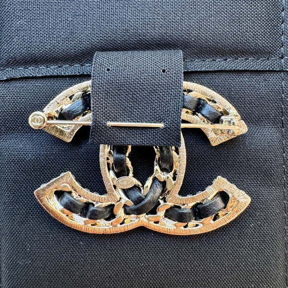 CHANEL 2023 23P GOLDEN GOLD TONE CC LOGO BLACK LEATHER CHAIN CRYSTALS BROOCH PIN - Picture 6 of 10